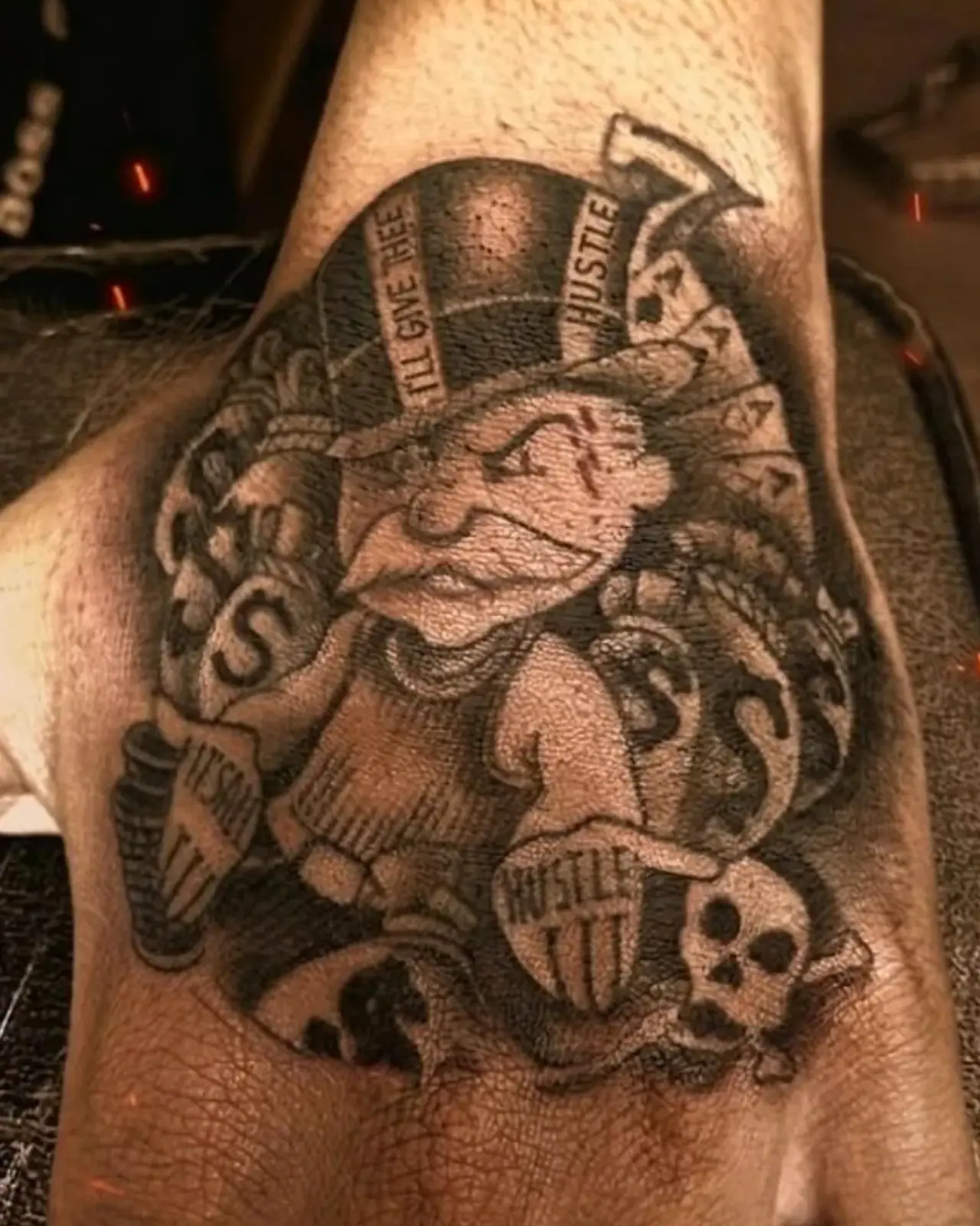Tatuagem de traço grosso na mão com personagem de cartola