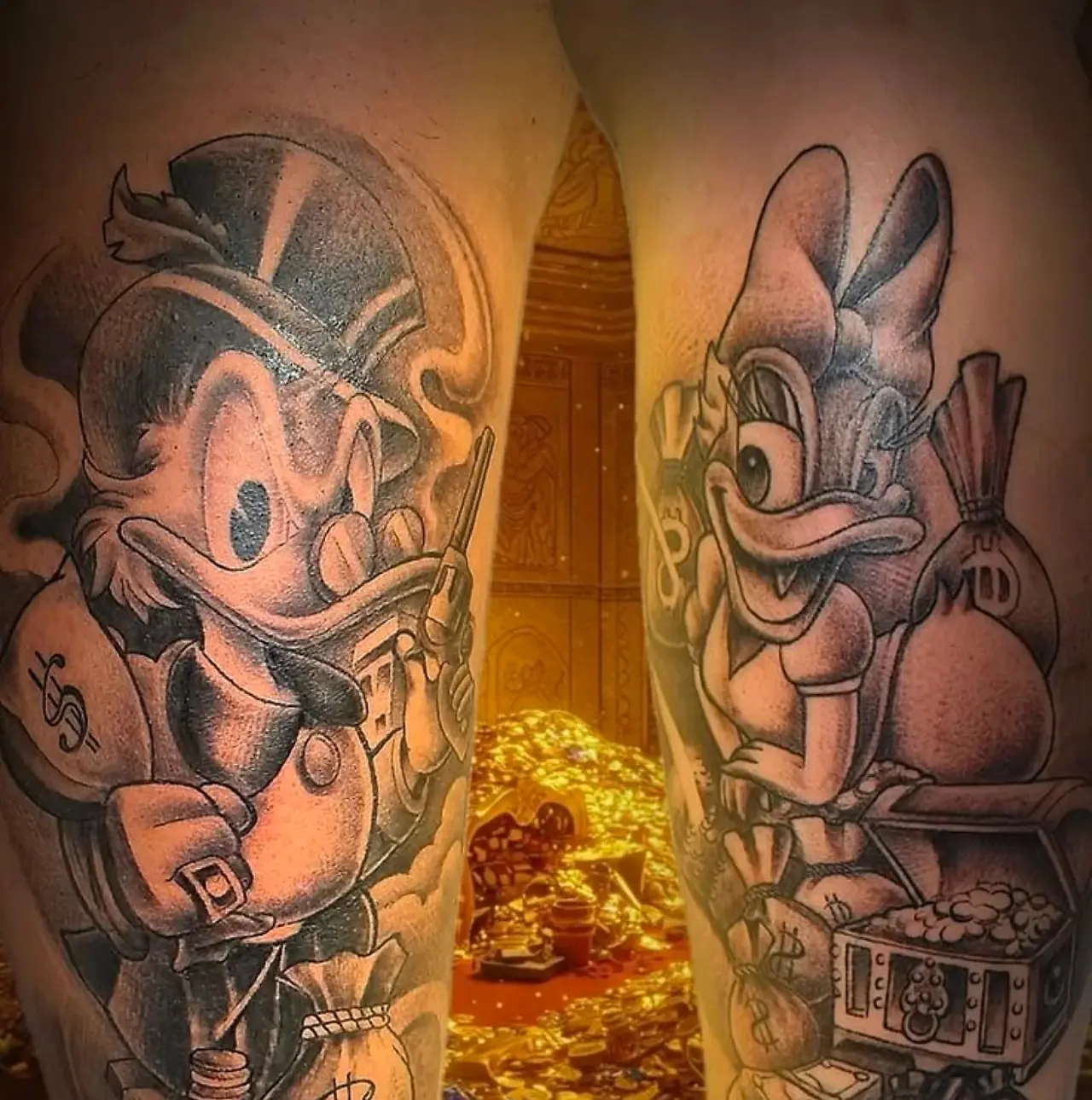 Par de tatuagens nas pernas com Tio Patinhas e Margarida cercados de moedas e sacos de dinheiro