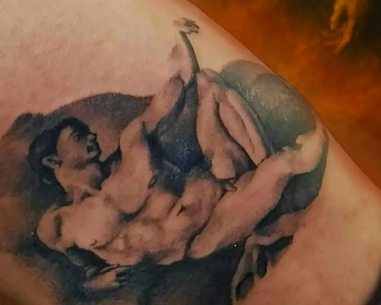 Tatuagem realista em preto e cinza inspirada na Criação de Adão